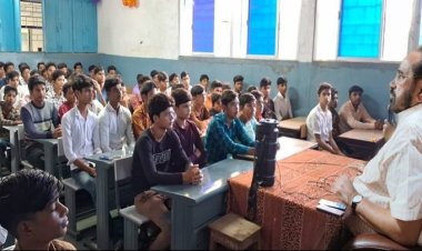 मंत्री श्री भार्गव ने 30 मिनट तक ली बच्चों की क्लास, पूछी उनकी इच्छाएं