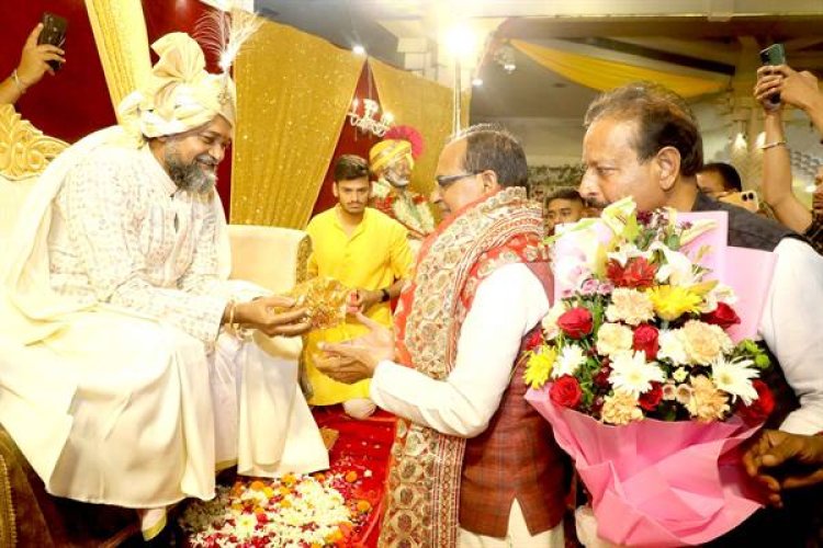 मुख्यमंत्री श्री चौहान ने करूणाधाम आश्रम पहुँच कर स्वामी श्री शांडिल्य महाराज से आशीर्वाद लिया