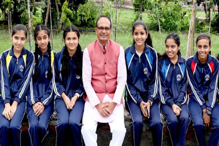 मुख्यमंत्री श्री चौहान ने औबेदुल्लागंज के 250 स्कूली बच्चों के साथ किया पौध-रोपण