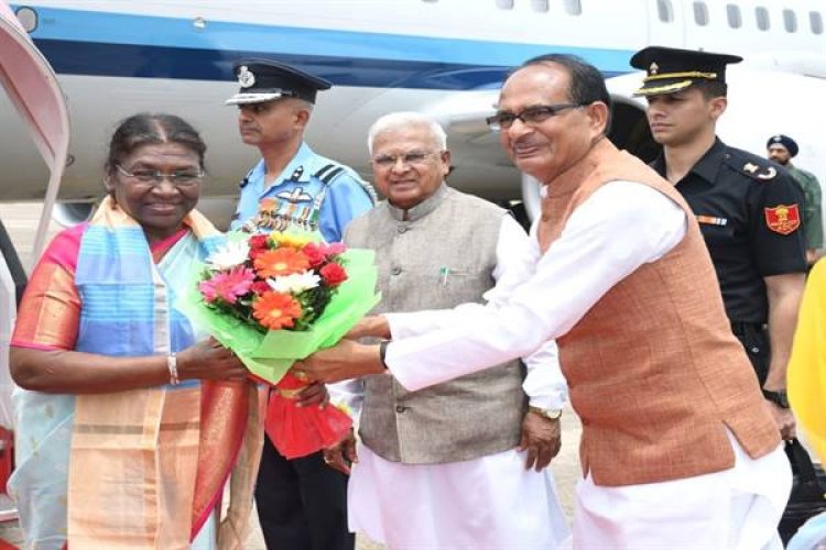 राष्ट्रपति श्रीमती द्रोपदी मुर्मु का ग्वालियर विमानतल पर आत्मीय स्वागत