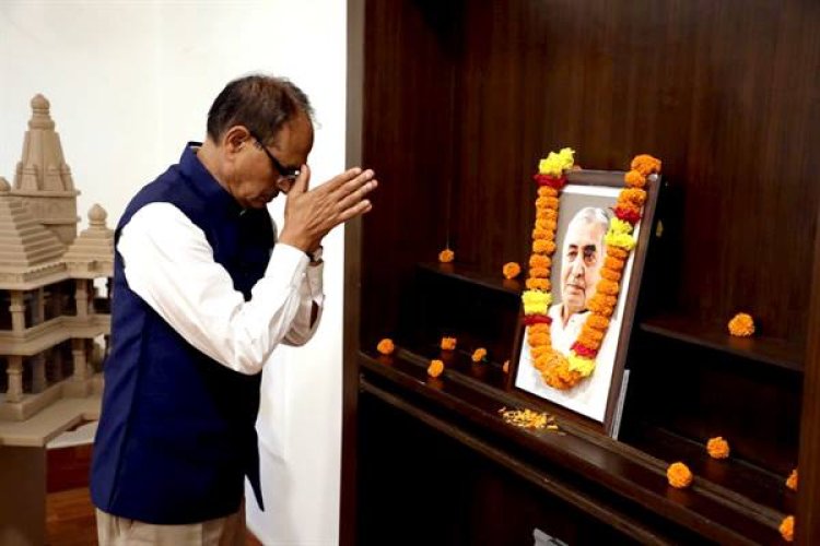 मुख्यमंत्री श्री चौहान ने श्रद्धेय कैलाश जोशी जी की जयंती पर नमन किया
