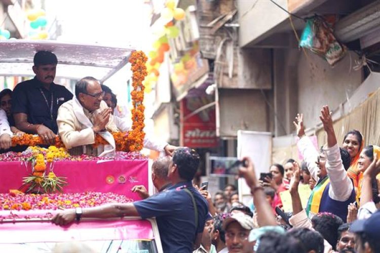पुष्पवर्षा और फूल माला पहनाकर हुआ आष्टा में मुख्यमंत्री का आत्मीय स्वागत