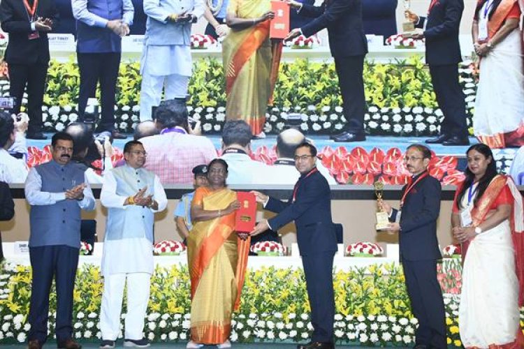 मध्यप्रदेश के राजस्व आयुक्त और 15 जिलों के कलेक्टर्स को मिला "भूमि सम्मान 2023"