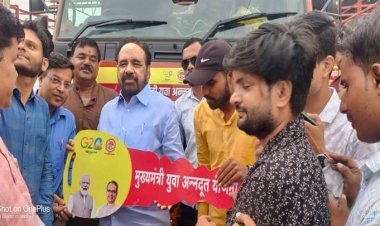 मंत्री श्री भार्गव ने युवाओं को मुख्यमंत्री अन्नदूत योजना के तहत वाहन वितरित किये
