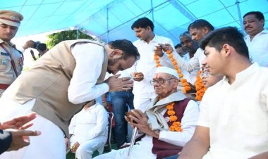 समारोह के मुख्य अतिथि श्री गोपाल भार्गव ने स्वतंत्रता संग्राम सेनानी और लोकतंत्र सेनानियों को सम्मान किया