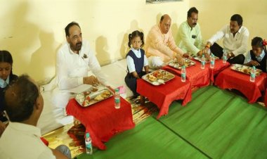 समारोह के मुख्य अतिथि श्री गोपाल भार्गव ने छात्राओं के साथ मध्यान्ह भोजन किया