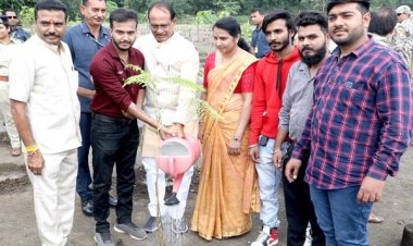 मुख्यमंत्री श्री चौहान ने सामाजिक कार्यकर्ताओं के साथ किया पौध-रोपण