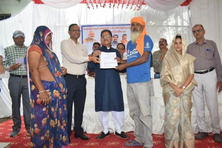 बड़वानी की सपेरा बस्ती के 16 रहवासियों को मिले जमीन के पट्टे