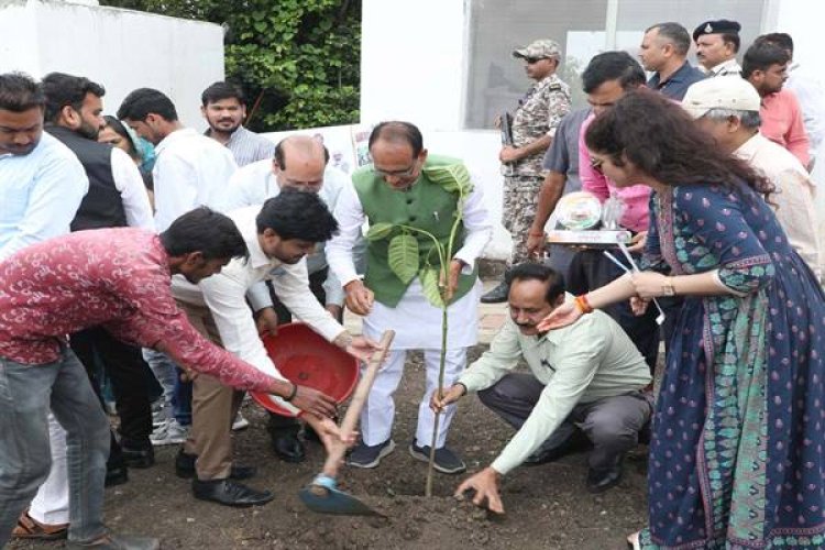 मुख्यमंत्री श्री चौहान के साथ पौधे लगाकर आरंभ किया मेरी माटी-मेरा देश, मिट्टी को नमन-वीरों का वंदन अभियान