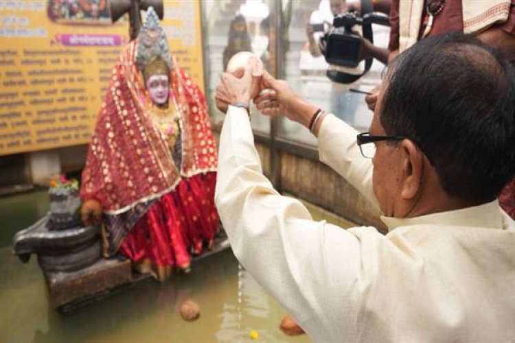 मुख्यमंत्री श्री चौहान ने माँ नर्मदा के पूजन-अर्चन से की दिन की शुरूआत, अमर कंठेश्वर शिव का किया रुद्राभिषेक