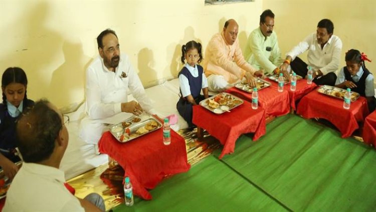 समारोह के मुख्य अतिथि श्री गोपाल भार्गव ने छात्राओं के साथ मध्यान्ह भोजन किया