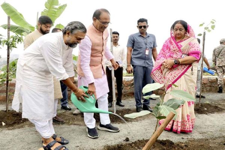 मुख्यमंत्री श्री चौहान ने किया पौध-रोपण
