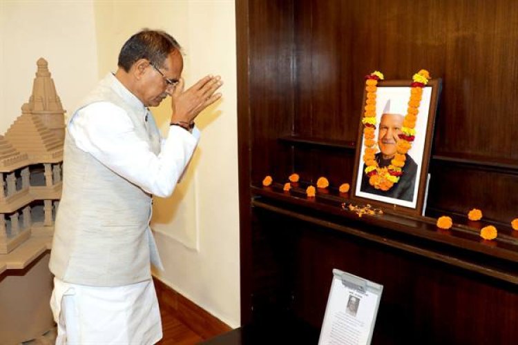 मुख्यमंत्री श्री चौहान ने पूर्व राष्ट्रपति डॉ. शर्मा को किया नमन