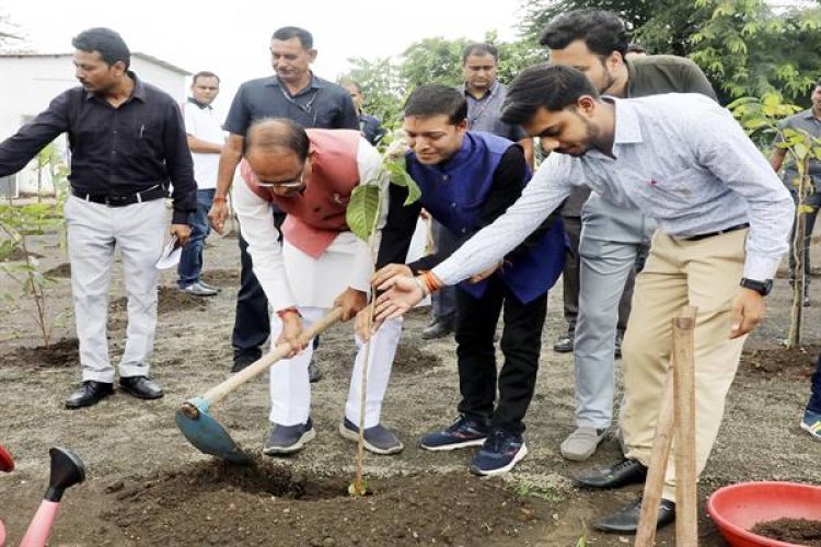 मुख्यमंत्री श्री चौहान ने सारिका इंडिका, कदम्ब और नीम के पौधे रोपे