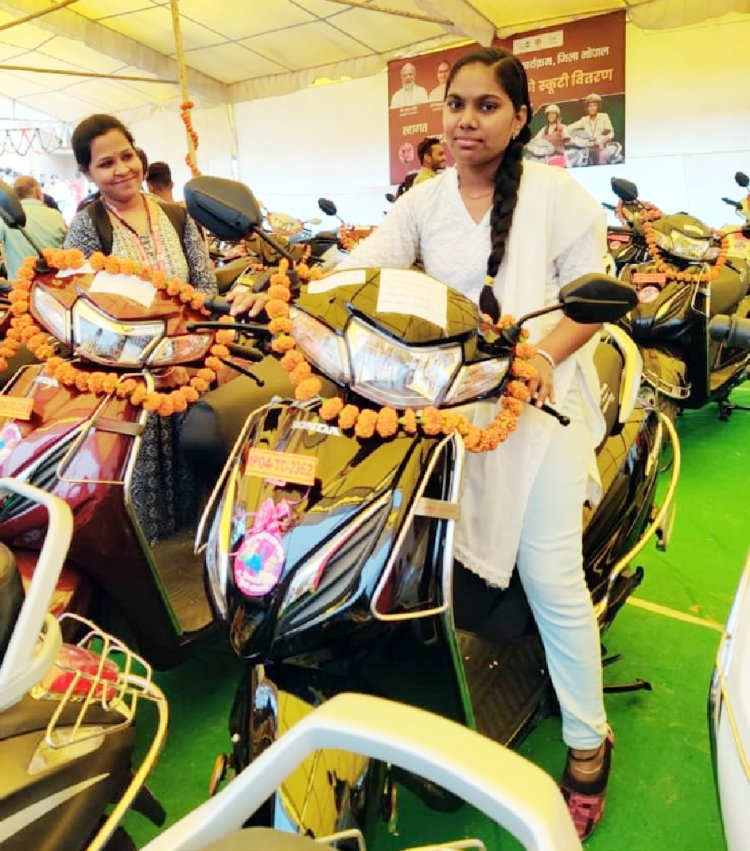 स्कूटी पाकर अभिभूत है दिव्यांग ममता