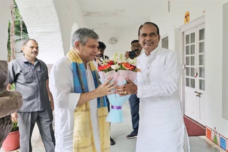 मुख्यमंत्री श्री चौहान से रेल मंत्री श्री वैष्णव ने की सौजन्य भेंट