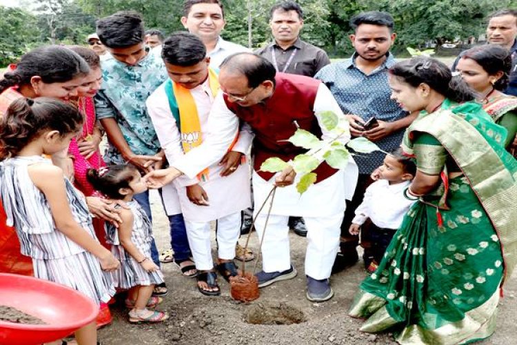 मुख्यमंत्री श्री चौहान के साथ सामाजिक कार्यकर्ताओं ने किया पौध-रोपण