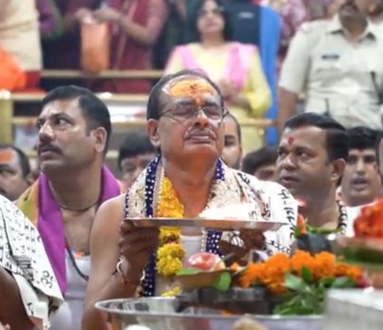 मुख्यमंत्री श्री शिवराज सिंह चौहान ने बाबा महाकाल से की प्रार्थना, प्रदेश में वर्षा सहित शुभ समृद्धि का मंगा आशीर्वाद