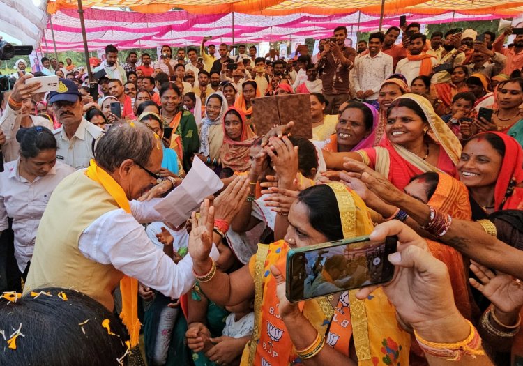 मुख्यमंत्री श्री शिवराज सिंह चौहान ने गुरूवार को मंडला के महाराजपुर, घुघरी और मानिकसरा में भाजपा के समर्थन में 3 चुनावी सभाओं को संबोधित किया