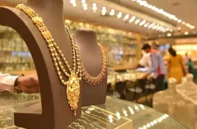 Gold Silver Price: करवा चौथ से पहले सस्ता हुआ सोना! 72,500 के पास पहुंची चांदी, गहने खरीदने से पहले जानें लेटेस्ट रेट