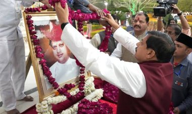 मुख्यमंत्री डॉ. यादव ने पूर्व केन्द्रीय मंत्री स्व माधवराव सिंधिया की प्रतिमा पर पुष्पांजलि अर्पित की