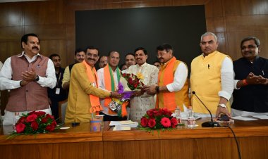 अमरवाड़ा के विधायक श्री कमलेश शाह ने धर्मपत्नि हरई नगरपालिका की पूर्व अध्यक्ष श्रीमती माधवी शाह व बहन जिला पंचायत सदस्य श्रीमती केसर नेताम के साथ भारतीय जनता पार्टी की सदस्यता ग्रहण की