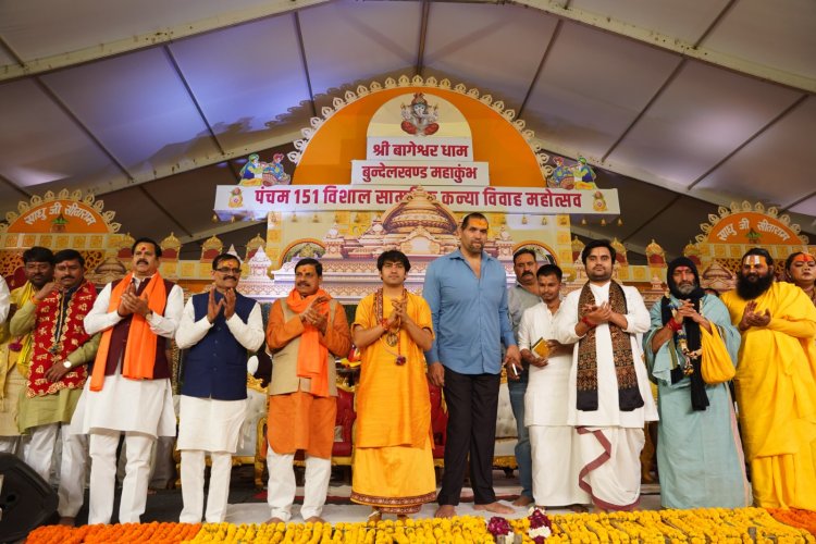 मुख्यमंत्री डॉ. मोहन यादव श्री बागेश्वर धाम में सामूहिक कन्या विवाह महोत्सव में शामिल हुए