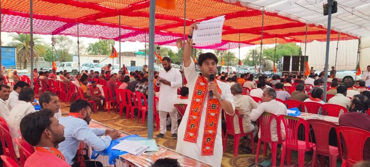 प्रधानमंत्री जी के नेतृत्व में भारत विकास के रास्ते में चल रहा है - श्री ज्योतिरादित्य सिंधिया