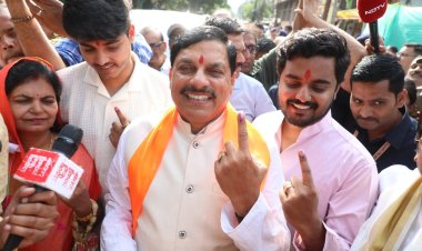 मुख्यमंत्री डॉ. मोहन यादव ने सोमवार को परिवार सहित उज्जैन में किया मतदान