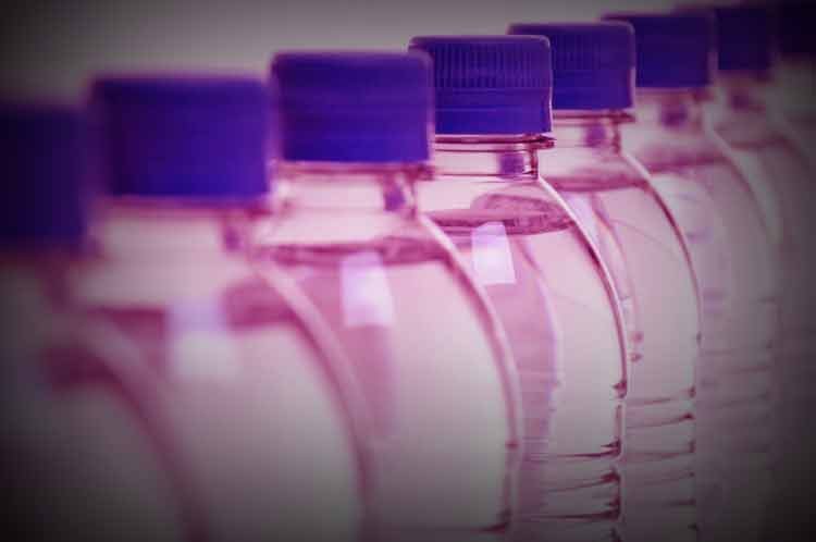 Plastic Bottle: उठते-बैठते पी रहे प्लास्टिक की बोतल में पानी? जान लें कितनी खतरनाक हो सकती है आपकी ये आदत