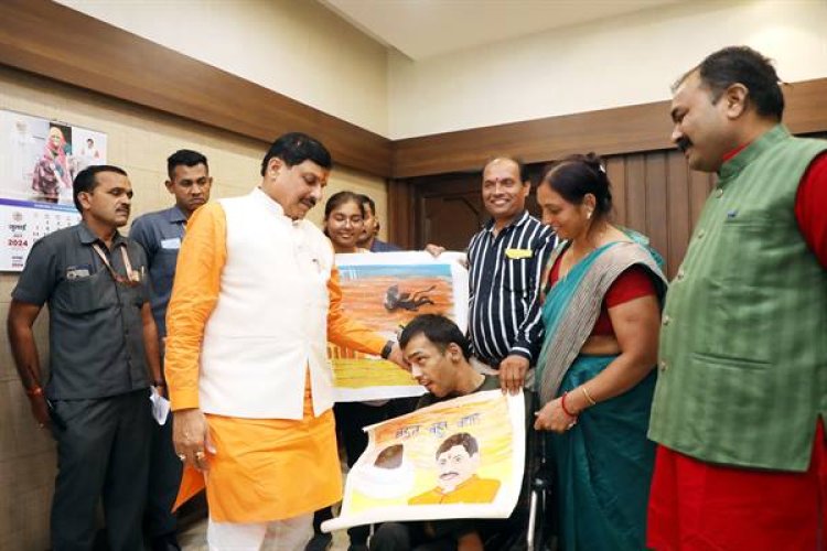 मुख्यमंत्री डॉ. यादव को दिव्यांग युवक ने पोर्ट्रेट भेंट किया