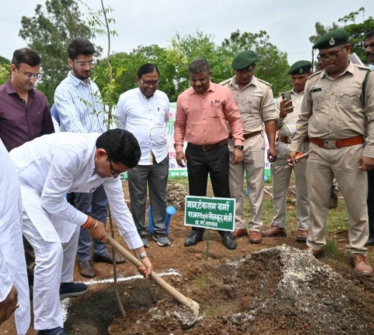 रायपुर : राजस्व मंत्री ने पेड़ लगाकर ‘एक पेड़ अपनी मां के नाम अभियान‘ की शुरुआत