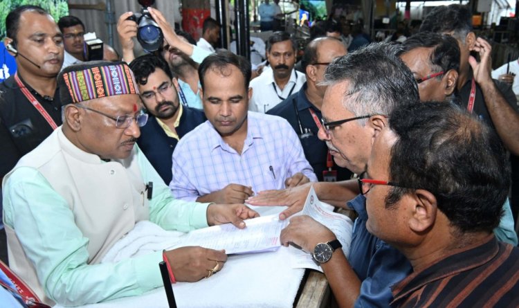 रायपुर : मुख्यमंत्री श्री विष्णु देव साय से मिलने जनदर्शन में पहुंचे हजारों लोग