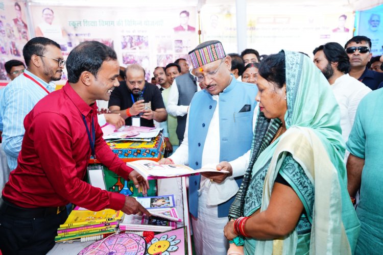 रायपुर : राज्य स्तरीय शाला प्रवेश उत्सव के अवसर पर लगे विभिन्न स्टालों के अवलोकन के बीच मुख्यमंत्री श्री विष्णु देव साय ने पाठ्य पुस्तक निगम द्वारा प्रकाशित पुस्तकों का भी अवलोकन किया