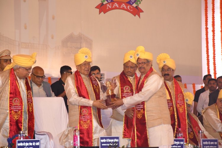 रायपुर : पंडित सुंदरलाल शर्मा मुक्त विश्वविद्यालय के छठवें दीक्षांत समारोह में शामिल हुए राज्यपाल श्री विश्व भूषण हरिचंदन एवं मुख्यमंत्री श्री विष्णु देव साय