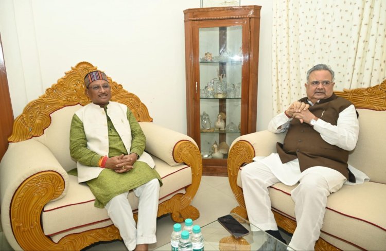 रायपुर : मुख्यमंत्री श्री विष्णु देव साय ने विधानसभा अध्यक्ष डॉ. रमन सिंह से उनके निवास में की सौजन्य मुलाकात