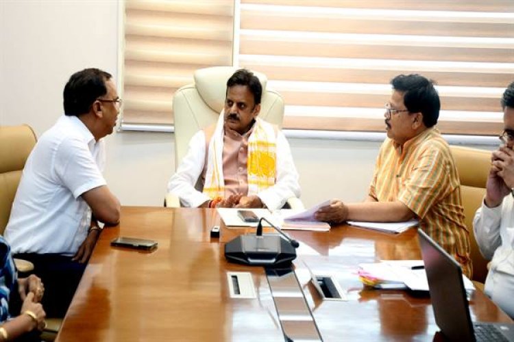 उप-मुख्यमंत्री श्री शुक्ल से ऊर्जा मंत्री श्री तोमर ने की सौजन्य भेंट