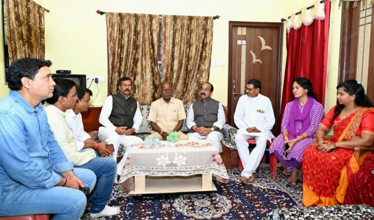रायपुर : उप मुख्यमंत्री श्री अरुण साव पहुंचे शहीद भरत साहू के घर, परिजनों से मिलकर बंधाया ढांढस