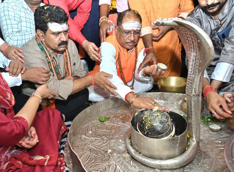 रायपुर : मुख्यमंत्री श्री विष्णुदेव साय ने उपमुख्यमंत्री श्री विजय शर्मा के साथ भोरमदेव बाबा भगवान शिव जी का दर्शन कर मंत्रोच्चारण के साथ विशेष पूजा-अर्चना और रुद्राभिषेक किया