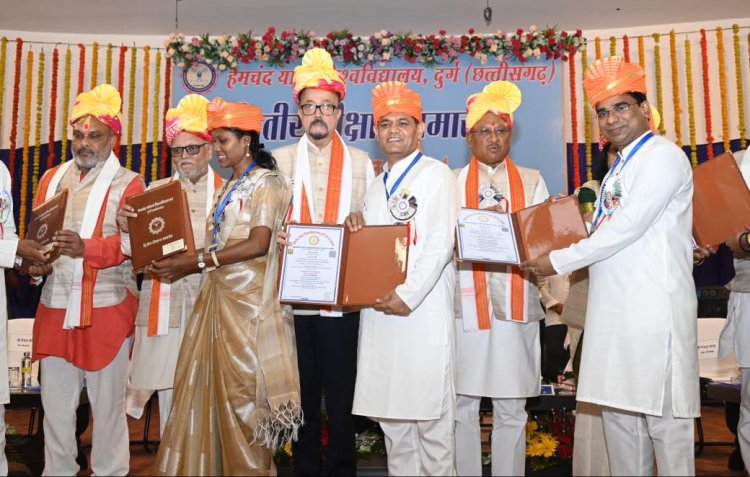 रायपुर : राज्यपाल श्री रमेन डेका और मुख्यमंत्री श्री विष्णु देव साय दुर्ग के हेमचंद यादव विश्वविद्यालय के दीक्षांत समारोह में शामिल हुए