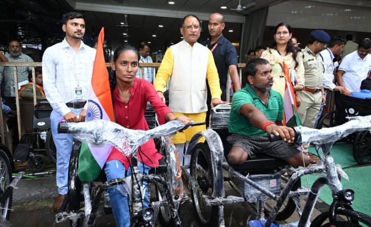 रायपुर : मुख्यमंत्री श्री विष्णुदेव साय के हाथों जनदर्शन कार्यक्रम में तीन दिव्यांगों को मिली बैटरी चलित ट्राई साइकिल