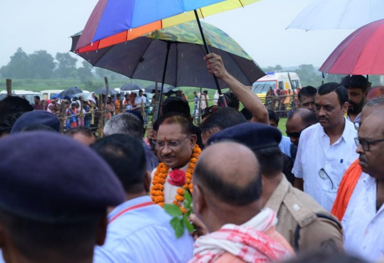 रायपुर : मुख्यमंत्री श्री विष्णु देव साय के रायगढ़ जिले के ग्राम लिप्ति स्थित शासकीय हाई स्कूल मैदान हेलीपैड पहुंचने पर जनप्रतिनिधियों और ग्रामीणों ने उनका आत्मीय स्वागत किया