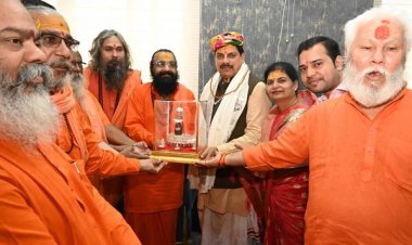 मुख्यमंत्री डॉ. यादव का श्री महाकाल मन्दिर के महानिर्वाणी अखाड़े के सन्त समाज ने स्वागत कर अभिनन्दन किया