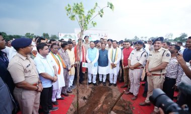 रायपुर:मुख्यमंत्री श्री विष्णु देव साय ने ’’एक पेड़ मां के नाम’’ अभियान के तहत किया वृक्षारोपण