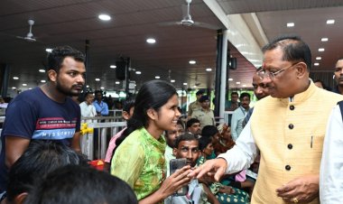 रायपुर : जशपुर से आई दृष्टिबाधित कुमारी रूपवर्षा ने पढ़ने में आ रही दिक्कत के लिए ऑर्बिट रीडर यन्त्र के लिए मुख्यमंत्री से गुहार की