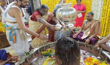 राष्ट्रपति श्रीमती द्रौपदी मुर्मु ने महाकाल मंदिर में दर्शन कर पूजन अर्चन किया