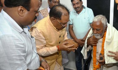 रायपुर : मुख्यमंत्री अपने बचपन के स्कूली शिक्षक से मिलकर हुए भाव विभोर