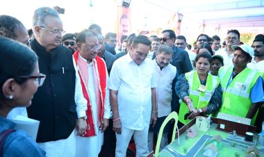 रायपुर : मुख्यमंत्री श्री विष्णु देव साय एवं केन्द्रीय जल शक्ति मंत्री श्री सी.आर. पाटिल राजनांदगांव विकासखंड के ग्राम बरगा में आयोजित ‘स्वच्छता ही सेवा’ कार्यक्रम में हो रहे हैं शामिल