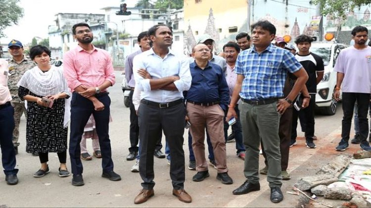 स्वच्छता जागरूकता हेतु कलेक्टर का नगर भ्रमण शहर को साफ -स्वच्छ और सुंदर बनाने के लिए छोटे-बड़े दुकानदार सहयोग करें