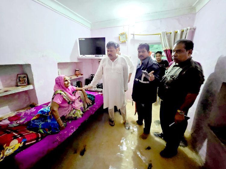 अतिवर्षा से प्रभावित ग्वालियर की बस्तियों में मदद करने पहुँचे ऊर्जा मंत्री श्री तोमर
